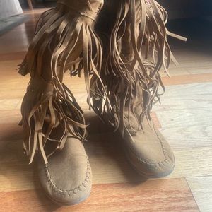 Fringe moccasin boots